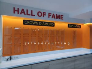 ป้าย Hall of Fame อะคริลิค บอร์ดรายชื่อพนักงาน Crown Diamond และกรอบอะคริลิคใสหมุดลอย งานป้ายบริษัทภายในออฟฟิศดีไซน์ทันสมัย