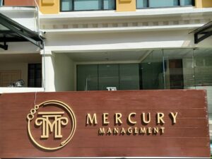 ป้ายชื่อบริษัทตัวอักษรทอง อะคริลิคไดคัทติดบนไม้ ป้ายออฟฟิศดีไซน์หรู งานเลเซอร์อะคริลิคคุณภาพสูง ทนทานสวยงาม