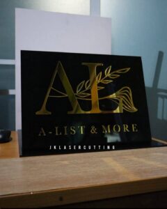 ป้ายอะคริลิคสีทองกระจกตัดเลเซอร์ ติดบนพื้นอคริลิคดำ ป้ายชื่อร้านหรูๆ ป้ายตั้งเคาน์เตอร์ดีไซน์มินิมอลแต่พรีเมียม