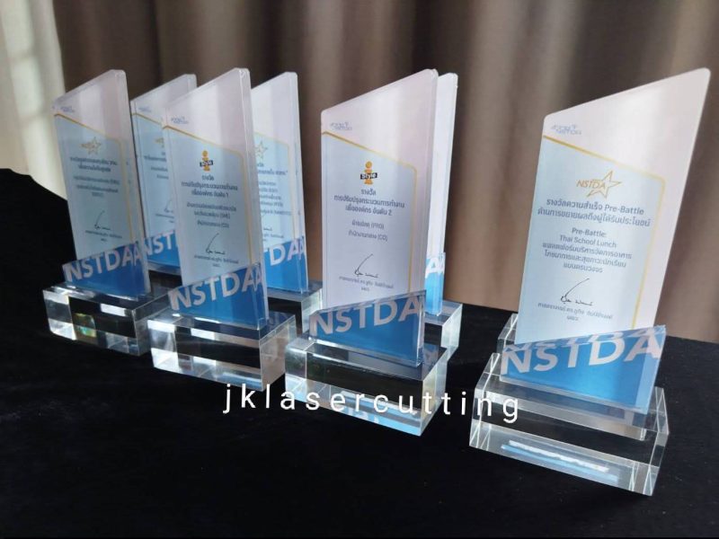 โล่รางวัลอะคริลิค The Winner ฐานดำ