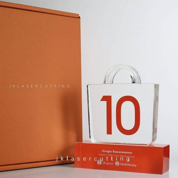 โล่ห์อะคริลิคมีกี่แบบ โล่ห์อะคริลิคแบบมาตรฐาน โล่ห์อะคริลิคแบบสั่งทำพิเศษ